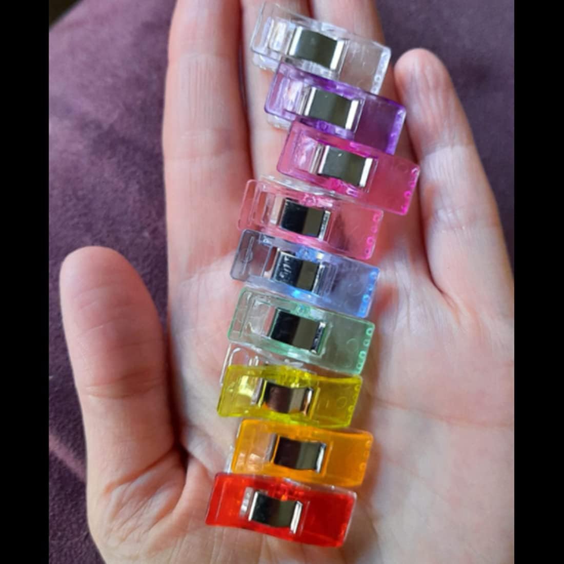 Otylzto Clips de costura, 100 piezas con caja de plástico, clips de acolchado de alta calidad para suministros de herramientas de manualidades, clips de plástico de colores surtidos para manualidades