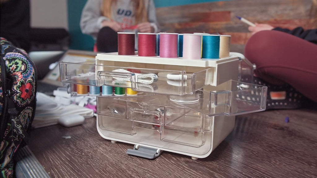 Singer Sew-It-Goes, 224 piezas, kit de costura y organizador de manualidades, estuche de costura con hilo de coser a máquina, color blanco