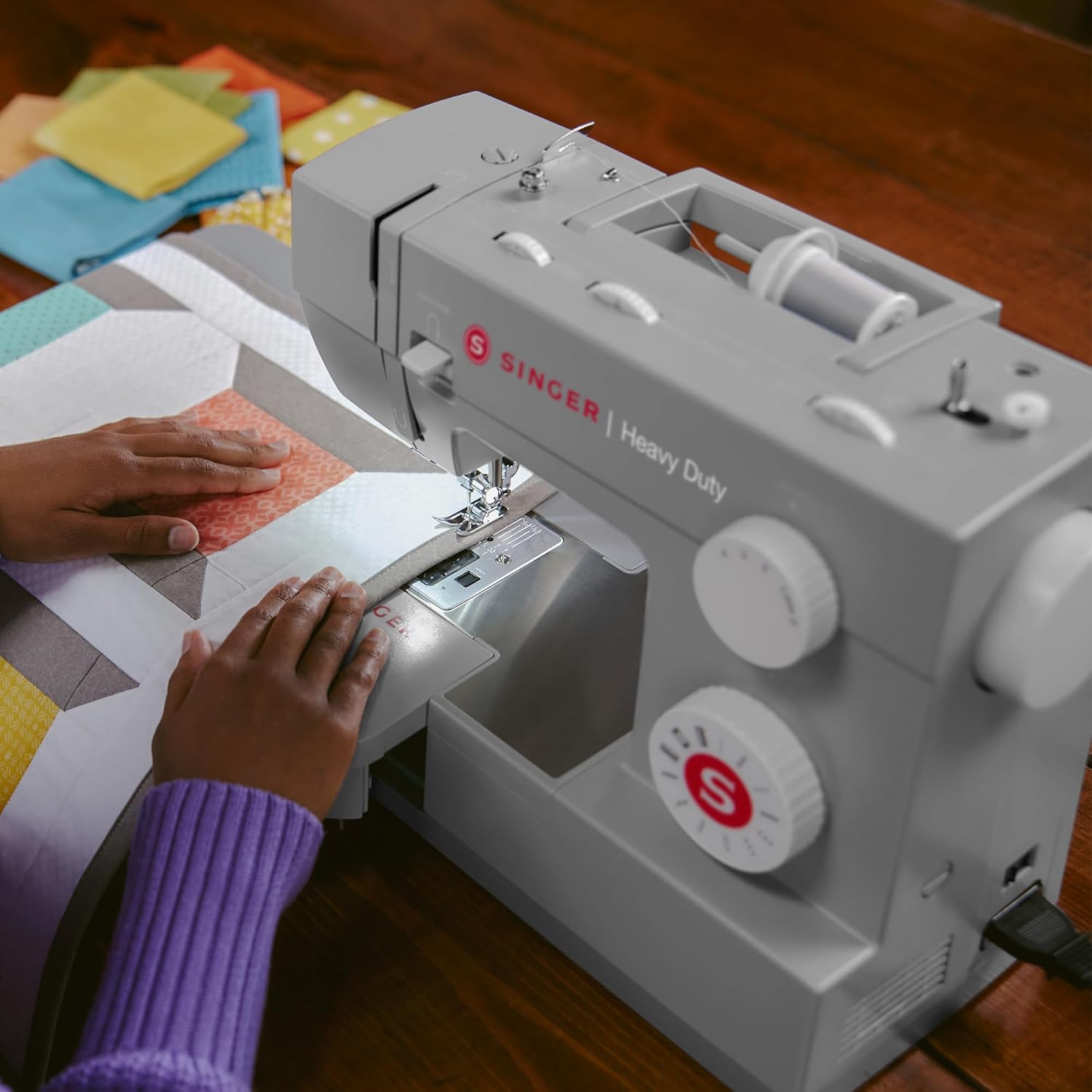 Singer 4411: máquina de coser resistente con velocidad de costura muy alta, Plástico, Blanco, M
