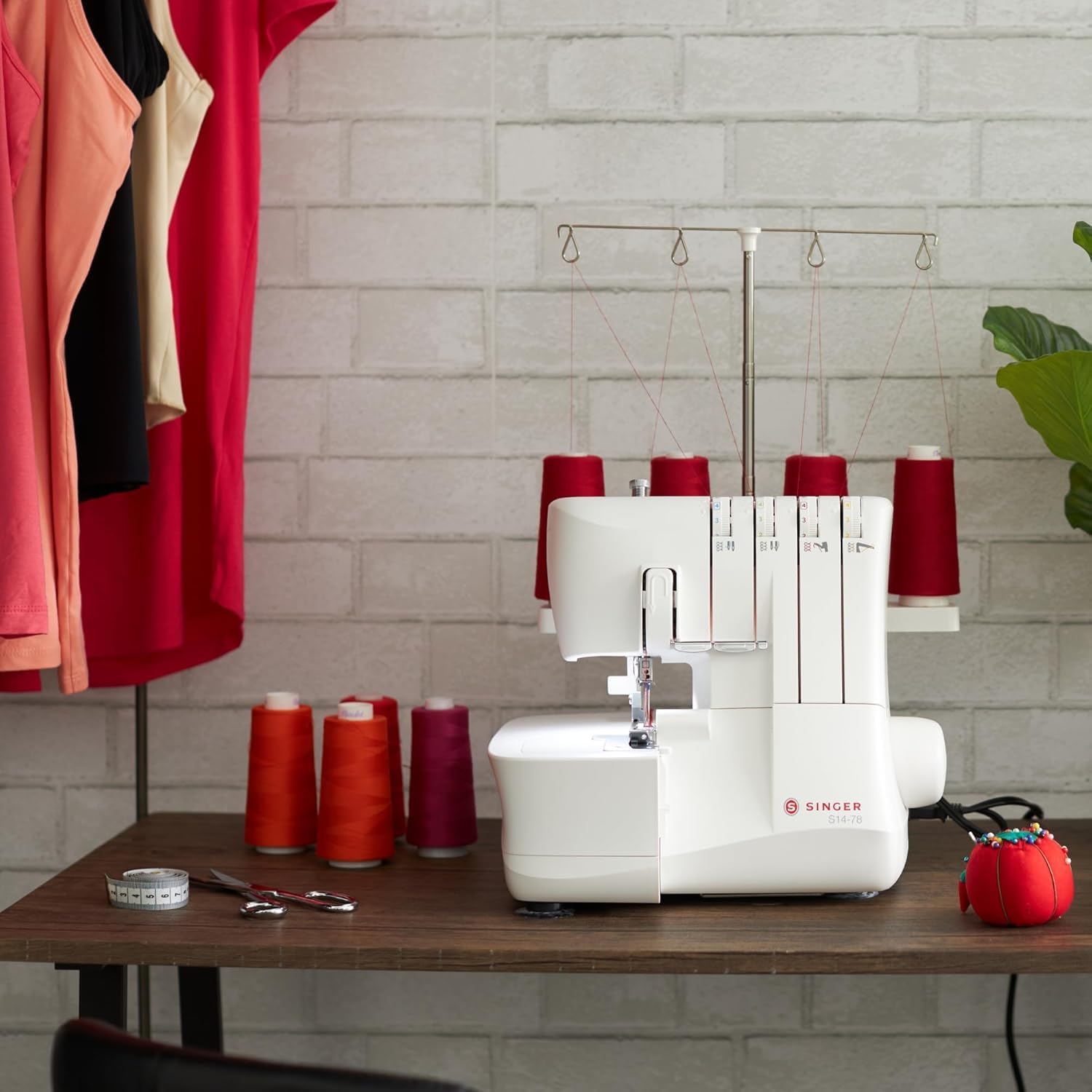 SINGER® S0080 Serger Next Evolution Overlock Machine, 8 puntadas