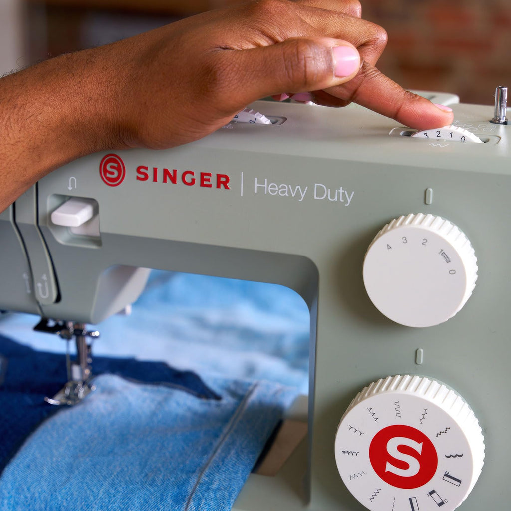 Singer 4411: máquina de coser resistente con velocidad de costura muy alta, Plástico, Blanco, M