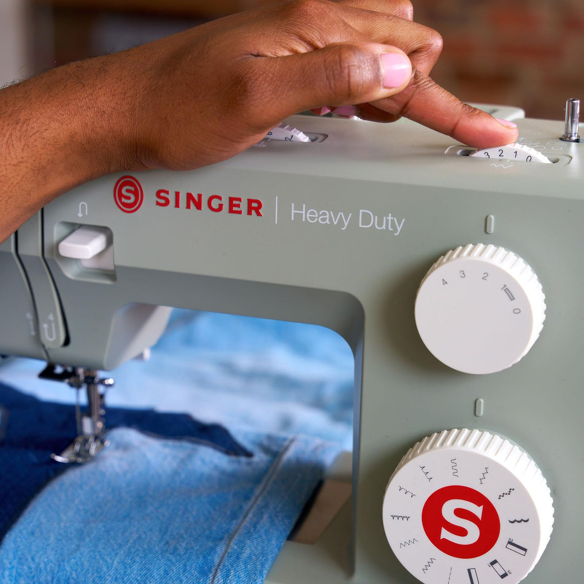 Singer 4411: máquina de coser resistente con velocidad de costura muy alta, Plástico, Blanco, M