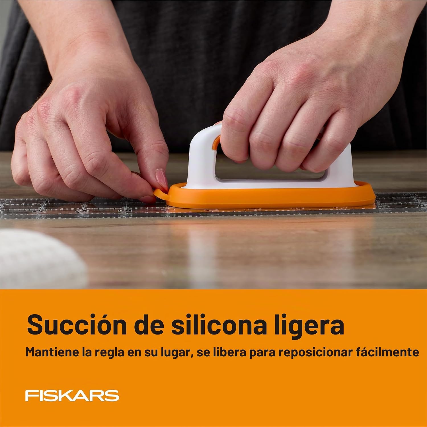 Fiskars Mango de regla pequeño, agarre suave, succión de silicona para un corte seguro, ideal para bloques de acolchado