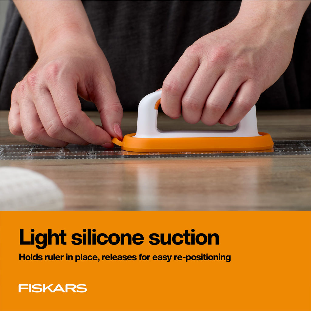 Fiskars Mango de regla pequeño, agarre suave, succión de silicona para un corte seguro, ideal para bloques de acolchado